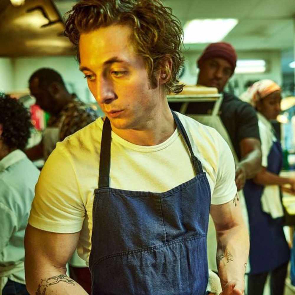 Das gehypte T-Shirt im Internet trägt Jeremy Allen White in „The Bear“.